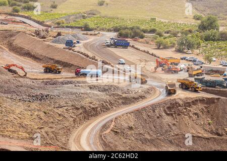 Travaux de terrassement majeurs dans le cadre de l'extension du périphérique en cours de construction pour rejoindre la TF1 et la TF5, à la périphérie du village de Santiago del te Banque D'Images