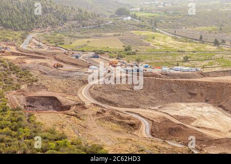 Travaux de terrassement majeurs dans le cadre de l'extension du périphérique en cours de construction pour rejoindre la TF1 et la TF5, à la périphérie du village de Santiago del te Banque D'Images