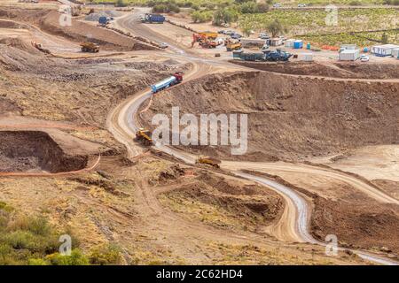 Travaux de terrassement majeurs dans le cadre de l'extension du périphérique en cours de construction pour rejoindre la TF1 et la TF5, à la périphérie du village de Santiago del te Banque D'Images