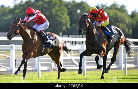 Berkshire Savvy et Jockey Oisin Murphy remportent les enjeux de Potwell Racing Syndicate handicap à l'hippodrome de Windsor. Banque D'Images