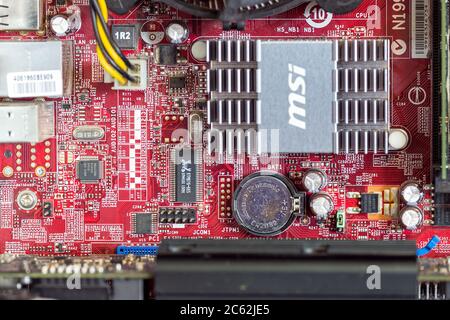 Ukraine - 25 avril 2020 : gros plan de la carte mère de l'ordinateur avec carte SD. Composants matériels. Vue à l'intérieur, arrière-plan Banque D'Images