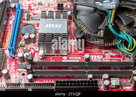 Ukraine - 25 avril 2020 : gros plan de la carte mère de l'ordinateur avec refroidisseur et carte SD. Composants matériels. Vue à l'intérieur, arrière-plan Banque D'Images