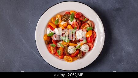 Salade Caprese traditionnelle composée de tomates fraîches en tranches, de mozzarella et de basilic, vue de dessus Banque D'Images