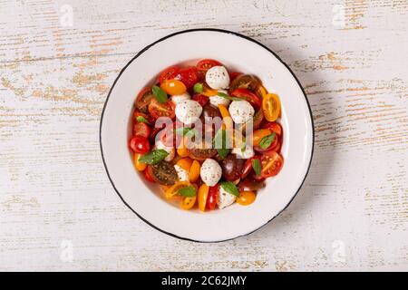 Salade Caprese traditionnelle composée de tomates fraîches en tranches, de mozzarella et de basilic, vue de dessus Banque D'Images