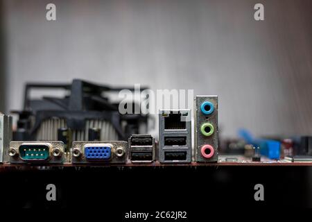 Gros plan de la carte de port sur fond marron. Ports USB, VGA, Ethernet, DVI, audio Banque D'Images