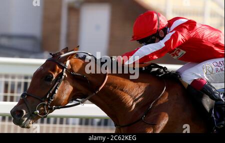 Berkshire Savvy et Jockey Oisin Murphy remportent les enjeux de Potwell Racing Syndicate handicap à l'hippodrome de Windsor. Banque D'Images