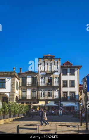 Cafés à la digue de Vila Nova de Gaia, une ville réputée pour son port, le vin et les producteurs de sherry - Porto, Portugal Banque D'Images