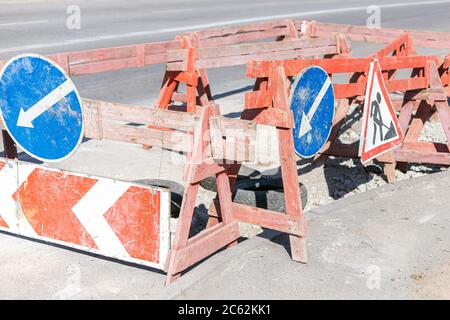 Partie de la route occupée pour le travail et indiquée par des panneaux de signalisation. Construction de routes, zone de travail Banque D'Images