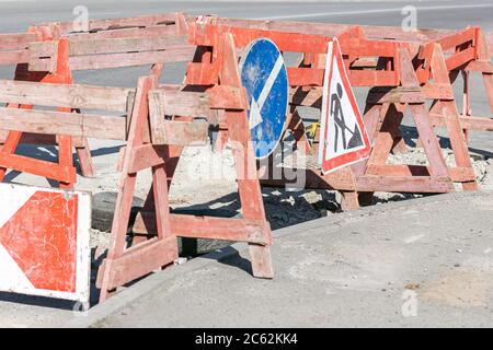 Partie de la route indiquée avec des panneaux de signalisation. Construction de routes, zone de travail, gros plan Banque D'Images