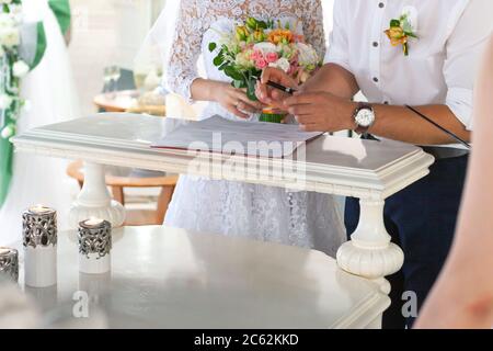 Les mariés quittent leur signature. Cérémonie de mariage, couple, gros plan Banque D'Images