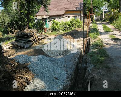 Construction d'une clôture ou d'un bâtiment dans le secteur privé. Matériaux de construction dans la cour de la maison. Banque D'Images