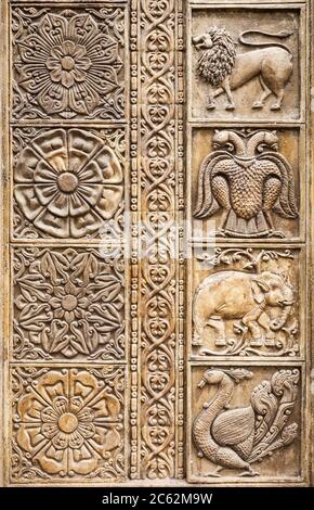 Sculpture Relief motif sur le Temple Gangaramaya extérieur. Temple Gangaramaya est un temple bouddhiste à Colombo, Sri Lanka. Banque D'Images