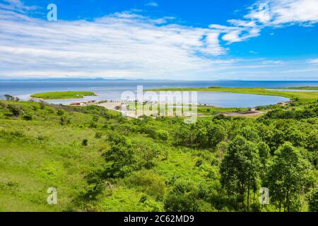 L'île Russky vue panoramique aérienne. L'Île Russky est une île au large de Vladivostok en Flandre orientale, la Russie dans le golfe de Pierre le Grand, la mer du Japon. Banque D'Images