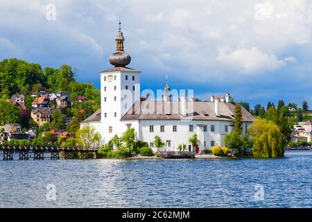 Gmunden Schloss Ort ou Schloss Orth dans le lac Traunsee Gmunden en ville. Schloss Ort est un château autrichien fondé autour de l'an 1080. Banque D'Images