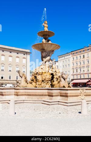 Residenzbrunnen fontaine et palais Residenz sur place Residenzplatz Salzbourg, Autriche. Residenzplatz est l'un des endroits les plus populaires dans Salzburg Banque D'Images