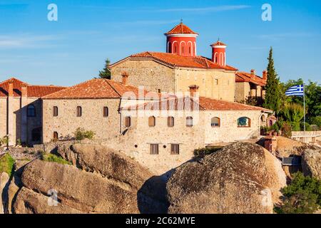 Le monastère de Saint Stephen à les météores. Meteora est un des plus grands et des plus complexes de l'est construit de façon abrupte monastères orthodoxes en G Banque D'Images