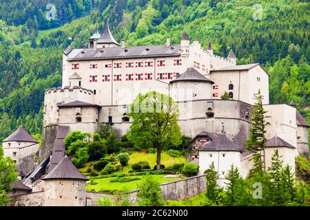 Château de Hohenwerfen ou Festung est une cité médiévale de Hohenwerfen château rocher surplombant la ville autrichienne Werfen dans vallée de la Salzach près de Salzbourg, Autriche Banque D'Images