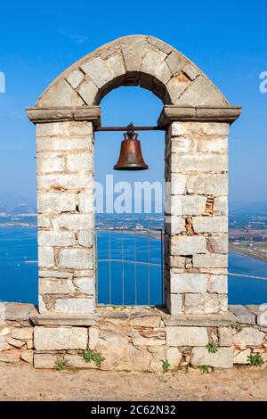 Point de vue et Arch avec Bell à la forteresse de Palamède à Nauplie, dans le Péloponnèse, région du sud de la Grèce. Niché sur la crête de colline, forteresse a été Banque D'Images