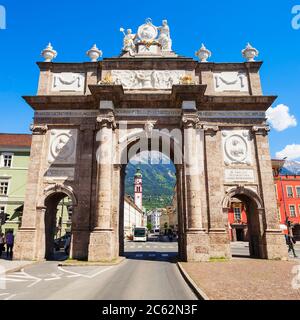 Triumphpforte est une arche triomphale dans la vieille ville d'Innsbruck Altstadt. Innsbruck est la capitale du Tyrol, en Autriche. Banque D'Images