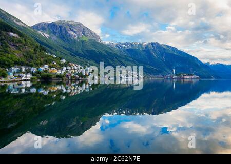 Odda est une ville de Odda Hordaland County, dans la municipalité du district de Hardanger en Norvège. Situé à proximité de Trolltunga rock formation. Banque D'Images