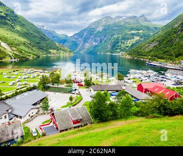 Geiranger est un petit village touristique dans la région de Sunnmore en Norvège. Geiranger se trouve au Geirangerfjord. Banque D'Images