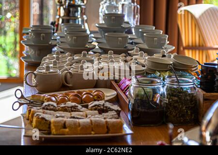 Thé, gâteau et bien sûr une sélection de fromages sont prêts pour les clients de l'hôtel dans l'après-midi à l'hôtel Schiff à Hittisau, Autriche Banque D'Images