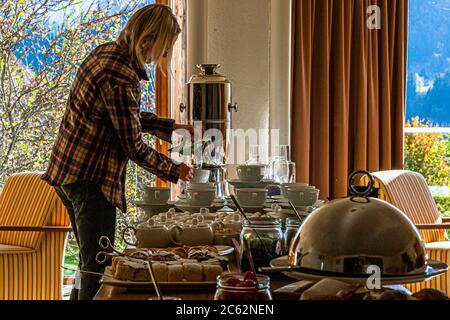 Thé, gâteau et bien sûr une sélection de fromages sont prêts pour les clients de l'hôtel dans l'après-midi à l'hôtel Schiff à Hittisau, Autriche Banque D'Images