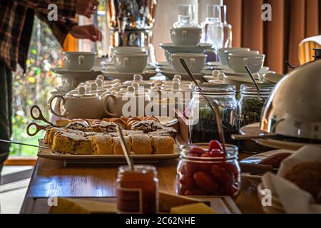 Thé, gâteau et bien sûr une sélection de fromages sont prêts pour les clients de l'hôtel dans l'après-midi à l'hôtel Schiff à Hittisau, Autriche Banque D'Images