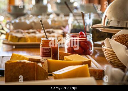 Thé, gâteau et bien sûr une sélection de fromages sont prêts pour les clients de l'hôtel dans l'après-midi à l'hôtel Schiff à Hittisau, Autriche Banque D'Images