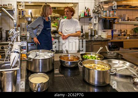 Le chef Erna Metzler, qui a inspiré le nom de l'Ernerle à Hittisau, en Autriche, est toujours présent dans la cuisine tous les jours. Dans la conversation en cuisine, elle nous dit que son père a déterminé ce qui est devenu des filles. Sa sœur est entrée en service, elle est entrée dans la cuisine. En tant que chef autodidacte, Erna Metzler a remporté plusieurs prix Gault Millau pour le restaurant Banque D'Images