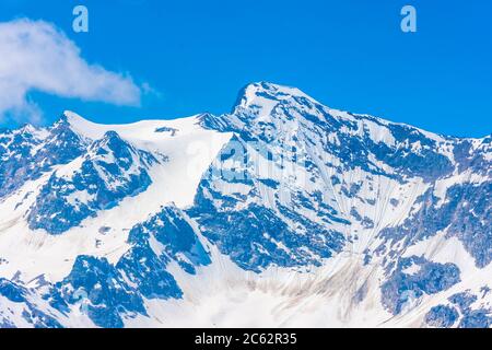 Paysage alpin des montagnes enneigées de la frontière entre l'Italie et la France Banque D'Images