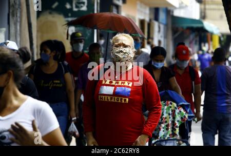 Valence, Carabobo, Venezuela. 6 juillet 2020. 06 juillet 2020. Les autorités vénézuéliennes radicalisent les mesures de prévention face à une augmentation des cas de covid. L'utilisation de la conduite sécuritaire est requise pour les transferts à l'extérieur de certaines municipalités, ils sont maintenus fermés par des barricades et des postes de contrôle de police, les véhicules sont désinfectés. Les entreprises ont été forcées de fermer leurs portes, ne travaillant que dans le secteur de l'alimentation, de la santé et des services publics. À Valence, état de Carabobo. Photo: Juan Carlos Hernandez crédit: Juan Carlos Hernandez/ZUMA Wire/Alay Live News Banque D'Images