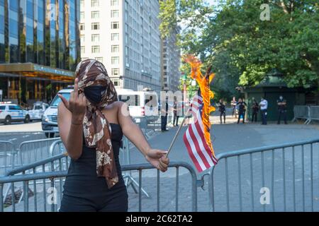 New York, NY 4 juillet 2020 - le Revolution Club s'est tenu à l'extérieur du bâtiment Trump à Columbus Circle pour démontrer sa colère envers Donald Trump et son leadership. Crédit Kevin RC Wilson Banque D'Images