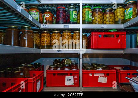 Christian Fleuter permet à la journaliste alimentaire Angela Berg de jeter un œil à la chambre des trésors d'Oberstdorf, en Allemagne Banque D'Images