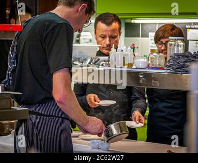 Quand le patron reste calme, les serveurs servent aussi de manière plus détendue. Tobias Eisele au pont, où les plats sont remis au personnel de service, à Oberstdorf, en Allemagne Banque D'Images