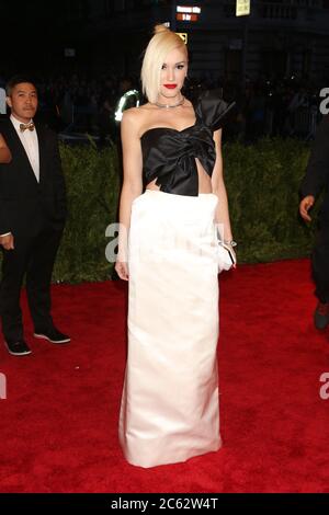 Gwen Stefani participe au Gala de l'Institut de costume pour l'exposition 'PUNK: Chaos to Couture' au Metropolitan Museum of Art le 6 mai 2013 à New Yo Banque D'Images