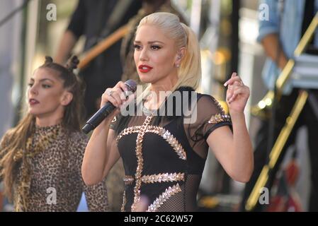 Le chanteur Gwen Stefani se produit sur le « Today » de NBC au Rockefeller Plaza le 15 juillet 2016 à New York. Banque D'Images