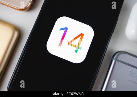 IPhone avec logo iOS 14 à l'écran. Banque D'Images