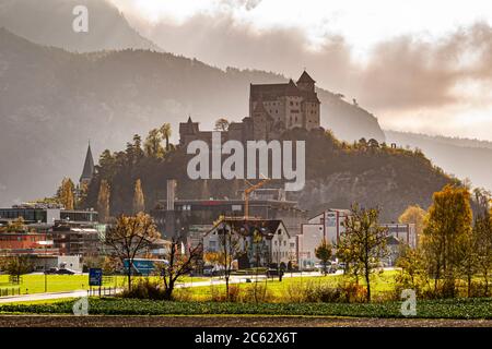 Château de Ruggell de Vaduz, Liechtenstein.La métropole financière dans le brouillard Banque D'Images