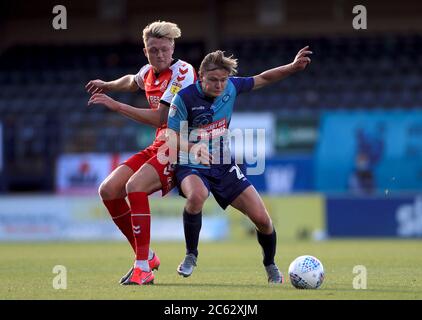 Wycombe Wanderers Alex Samuel et Harry Souttar de Fleetwood Town (à gauche) se battent pour le ballon pendant la demi-finale du match de la Sky Bet League, deuxième match de jambe à Adams Park, Wycombe. Banque D'Images