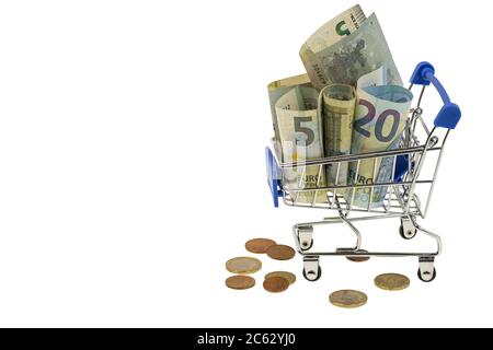 Gros plan macro du panier rempli de billets et pièces en euros roulés sous le panier. Banque D'Images