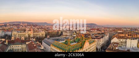 Vue panoramique de drone aérienne photo de la banque postale sur le toit art nouveau à Budapest Dawn avec vue sur le Parlement Banque D'Images