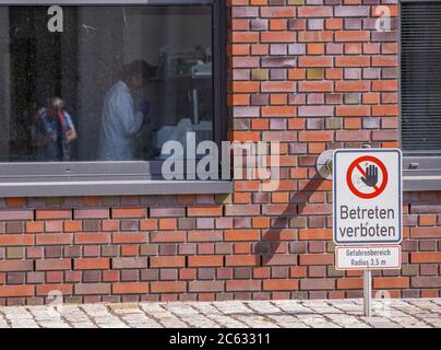 Riems, Allemagne. 02 juillet 2020. Laboratoire avec un niveau de sécurité élevé de l'Institut Friedrich-Loeffler sur l'île de Riems. L'Institut fédéral de recherche sur la santé animale a pour tâche de maintenir la santé des animaux producteurs d'aliments d'une part et de protéger les humains contre les zoonoses d'autre part. Le projet de recherche le plus urgent actuellement est celui des expériences animales pour étudier le nouveau coronavirus. Credit: Jens Büttner/dpa-Zentralbild/ZB/dpa/Alay Live News Banque D'Images