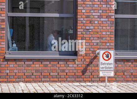 Riems, Allemagne. 02 juillet 2020. Laboratoire avec un niveau de sécurité élevé de l'Institut Friedrich-Loeffler sur l'île de Riems. L'Institut fédéral de recherche sur la santé animale a pour tâche de maintenir la santé des animaux producteurs d'aliments d'une part et de protéger les humains contre les zoonoses d'autre part. Le projet de recherche le plus urgent actuellement est celui des expériences animales pour étudier le nouveau coronavirus. Credit: Jens Büttner/dpa-Zentralbild/ZB/dpa/Alay Live News Banque D'Images