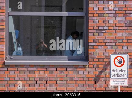 Riems, Allemagne. 02 juillet 2020. Laboratoire avec un niveau de sécurité élevé de l'Institut Friedrich-Loeffler sur l'île de Riems. L'Institut fédéral de recherche sur la santé animale a pour tâche de maintenir la santé des animaux producteurs d'aliments d'une part et de protéger les humains contre les zoonoses d'autre part. Le projet de recherche le plus urgent actuellement est celui des expériences animales pour étudier le nouveau coronavirus. Credit: Jens Büttner/dpa-Zentralbild/ZB/dpa/Alay Live News Banque D'Images