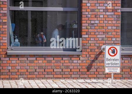 Riems, Allemagne. 02 juillet 2020. Laboratoire avec un niveau de sécurité élevé de l'Institut Friedrich-Loeffler sur l'île de Riems. L'Institut fédéral de recherche sur la santé animale a pour tâche de maintenir la santé des animaux producteurs d'aliments d'une part et de protéger les humains contre les zoonoses d'autre part. Le projet de recherche le plus urgent actuellement est celui des expériences animales pour étudier le nouveau coronavirus. Credit: Jens Büttner/dpa-Zentralbild/ZB/dpa/Alay Live News Banque D'Images