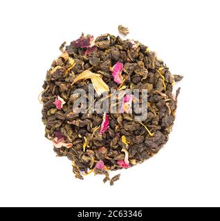 Nouez le thé Guan Yin avec les pétales de lilas, d'hibiscus et de tournesol, isolés sur fond blanc. Thé vert biologique. Vue de dessus. Gros plan. Banque D'Images