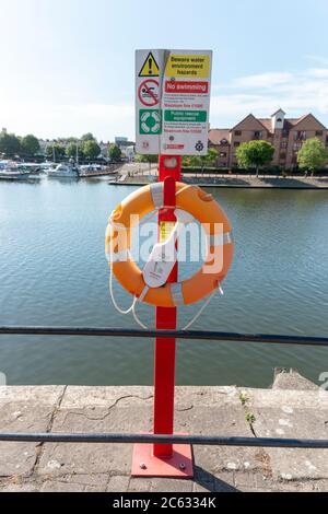 Bristol-June-2020-England-vue rapprochée d'un panneau de mise en garde ou d'avertissement de non-natation au bout de la ligne d'eau dans la région du port Banque D'Images