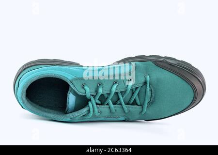 droite tissu turquoise bon marché de randonnée ou de chasse chaussure isolée sur fond blanc, vue du dessus Banque D'Images