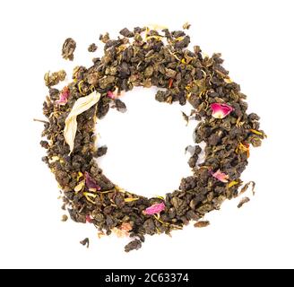 Nouez le thé Guan Yin avec les pétales de lilas, d'hibiscus et de tournesol, isolés sur fond blanc. Thé vert biologique. Vue de dessus. Gros plan. Banque D'Images